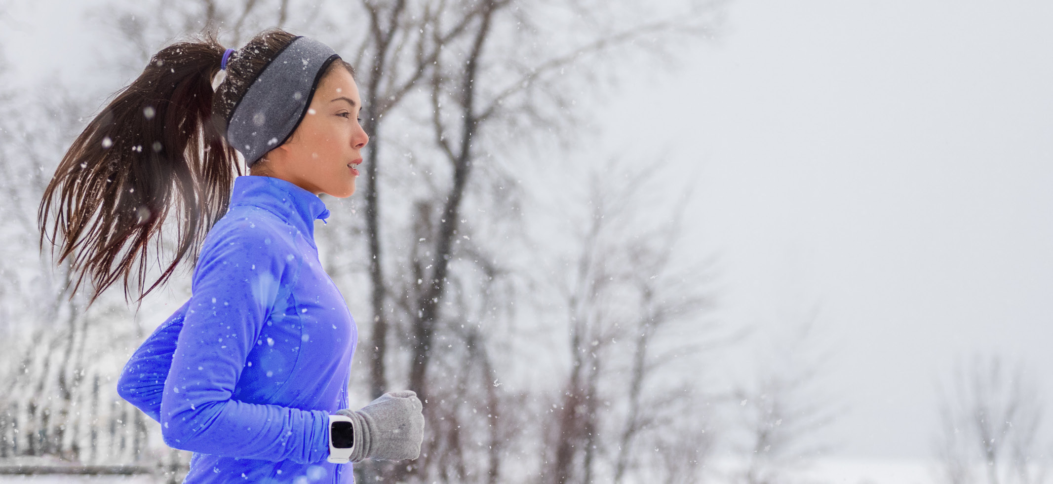 woman jogging in the winters