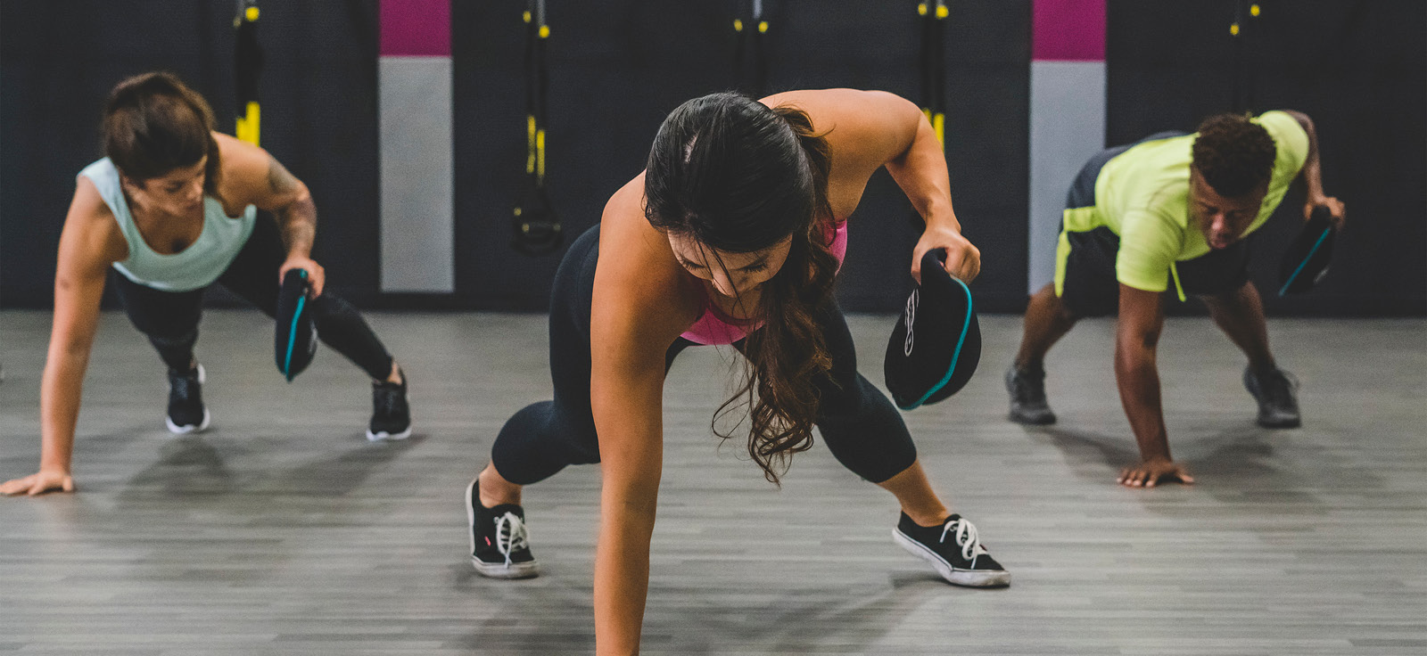 people in slammed class at crunch fitness