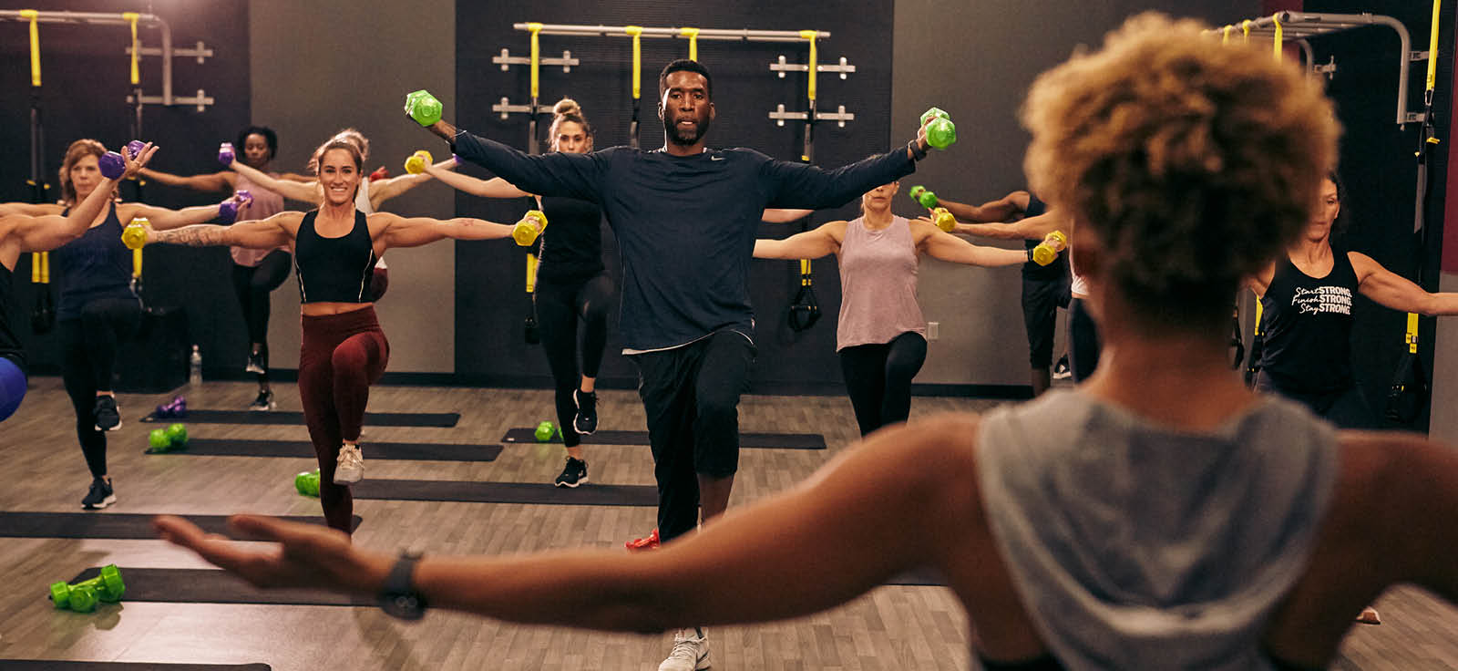 people in stacked class at crunch fitness